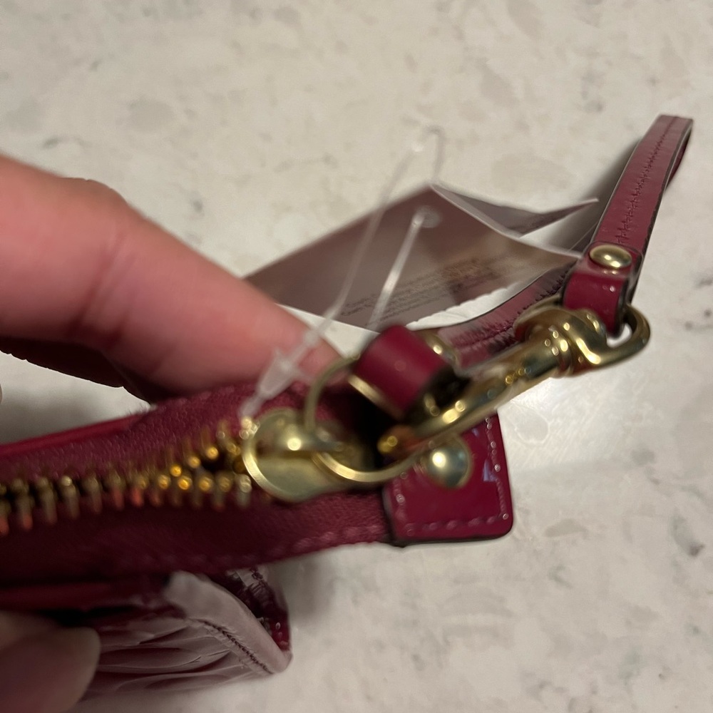 NWT Coach Peyton embossed Patent wristlet - Picture 8 of 8